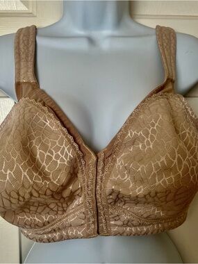 Front-Closure Lace Full-Coverage Bra in Beige